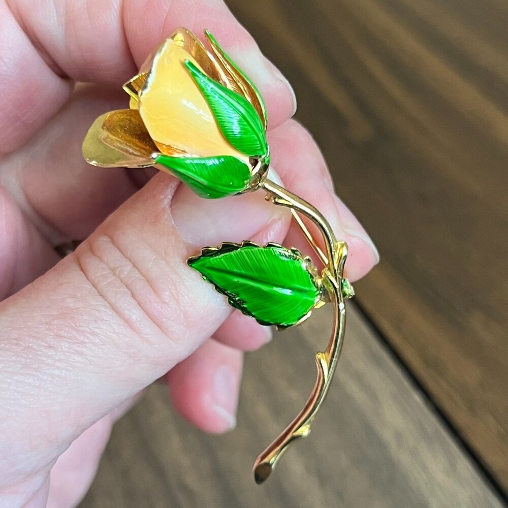 Vintage Retro Yellow Rose Stem Emamel Brooch Lapel Pin Gold Tone